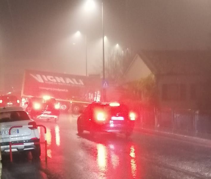 Traffico in tilt per un camion bloccato in piazzale Clementoni a Recanati