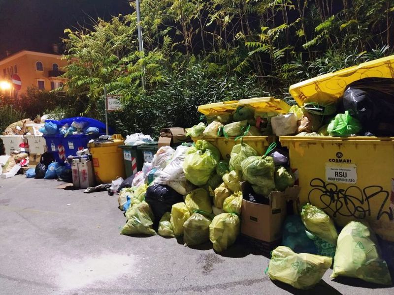 Porto Recanati: immondizia che strabocca e il sindaco si arrabbia
