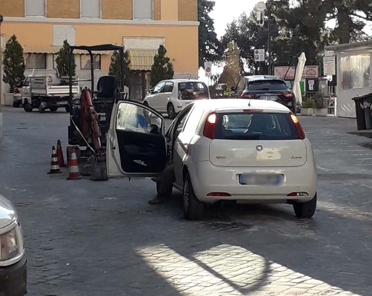 Auto contro l’escavatore posteggiato in mezzo alla strada