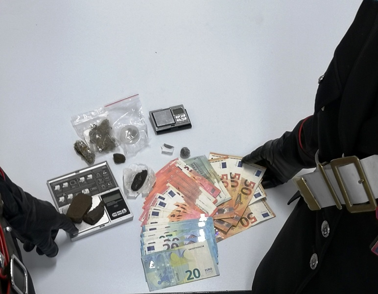 Tre 18enni maceratesi sorpresi con hashish e marijuana. Uno arrestato e due denunciati