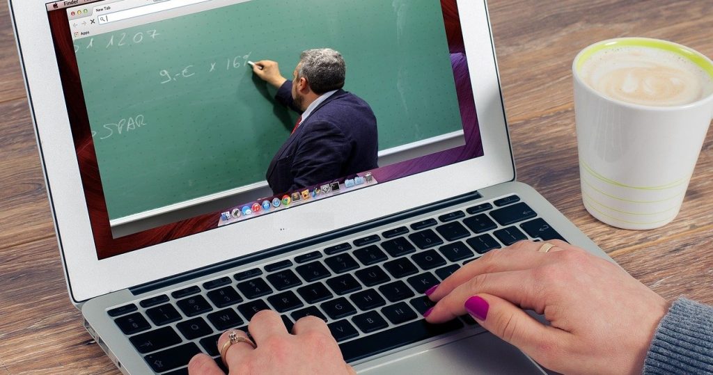No ai laboratori scolastici in presenza e Dad da casa per i docenti
