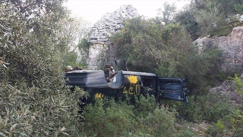 Recanati: un’auto abbandonata in mezzo ai rovi