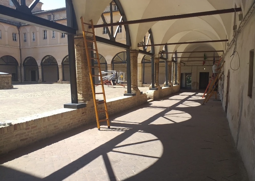 Recanati: dove sono i bagni pubblici? E perchè il Chiostro di Sant’Agostino è al buio?