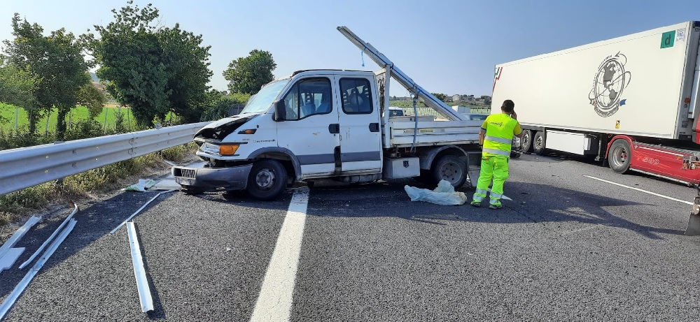 Camion contro furgoncino che si ribalta