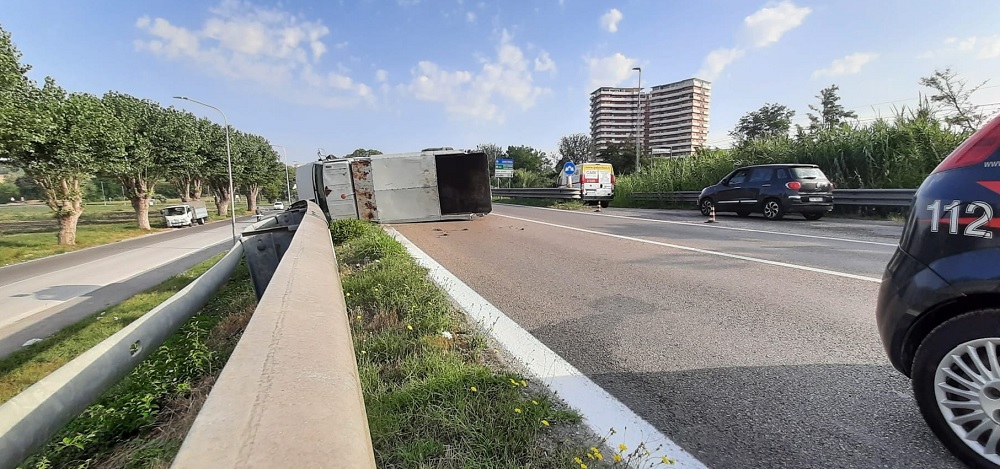 Porto Recanati: camion del Cosmari contro un’auto
