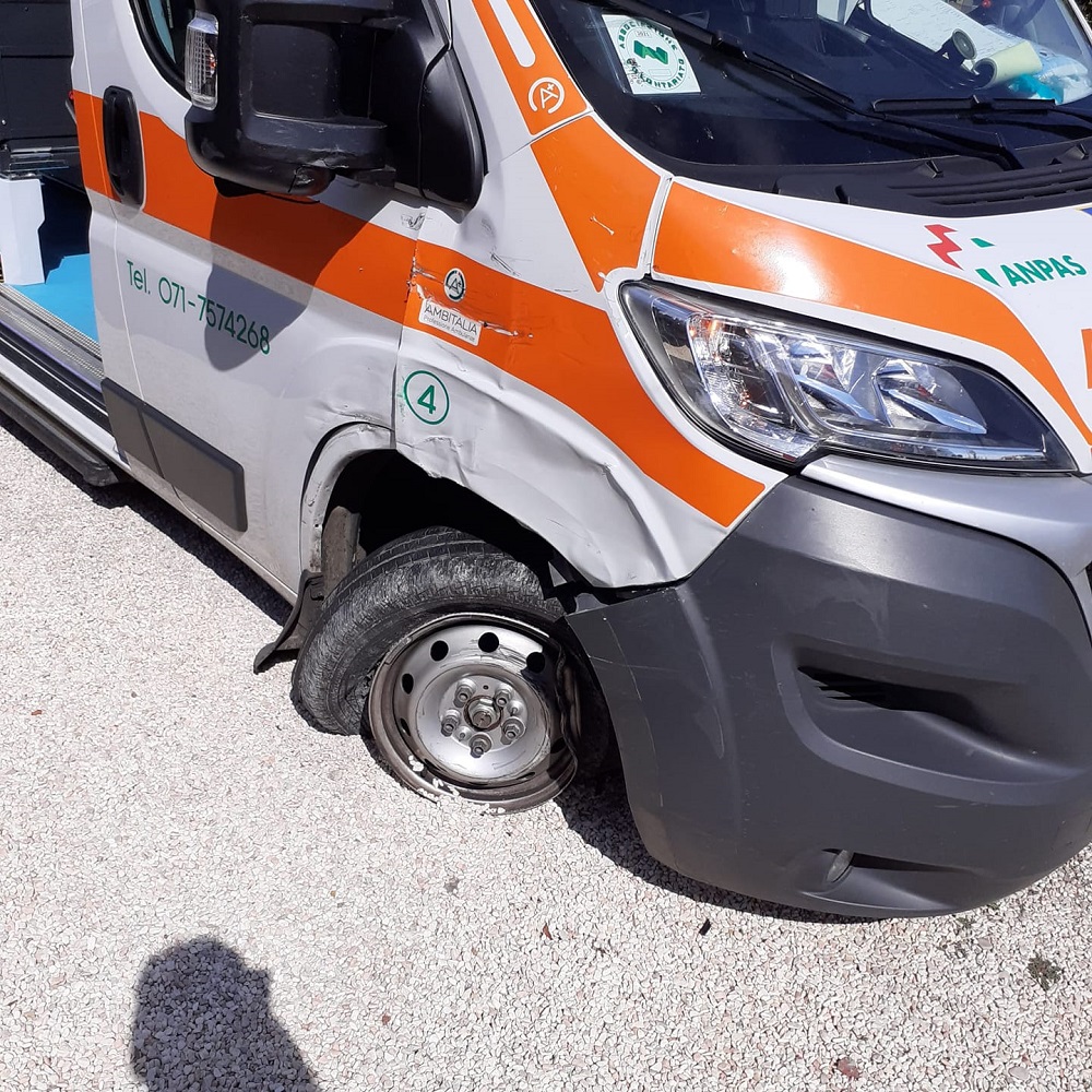 Recanati: speronata da un’auto l’ambulanza della Croce Gialla con un ferito a bordo