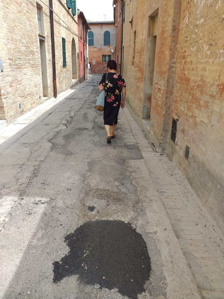 Recanati: Sono più brutte le buche sulle strade cittadine o i rattoppi con nero catrame?