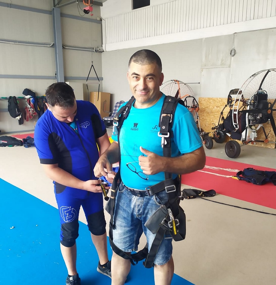 Benito Mariani in volo con il paracadute