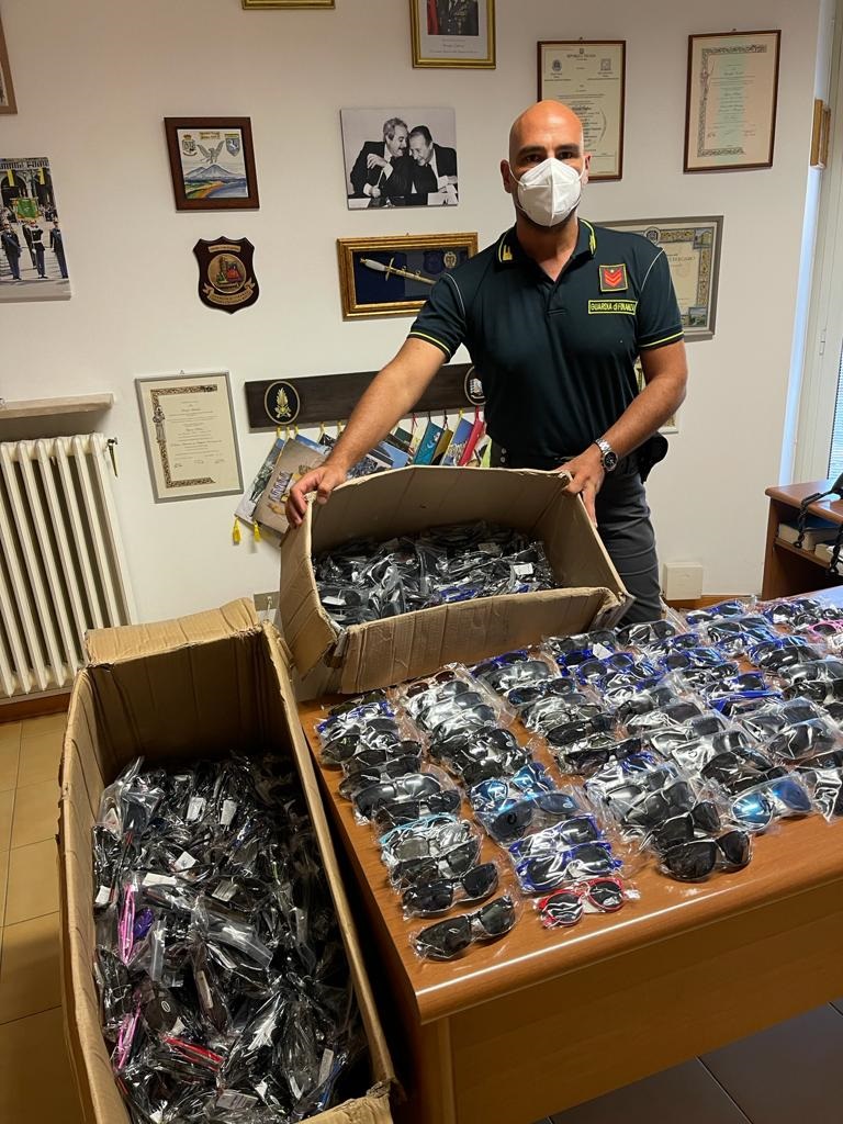 Porto Recanati. Sequestrati 19.000 articoli con falso marchio “CE” e oltre 55.000 articoli insicuri per la salute