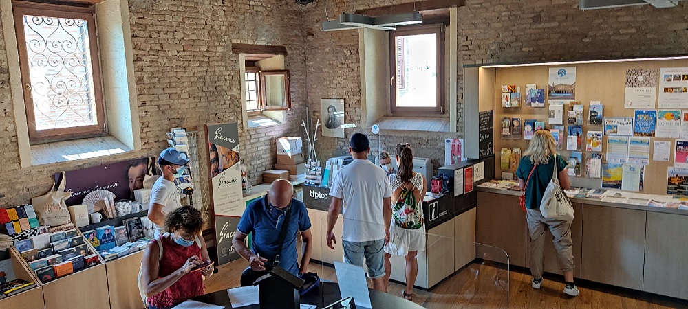 Recanati. IAT chiuso a San Pietrino, interrogazione di PD e Recanati Insieme: “Accoglienza turistica inadeguata”