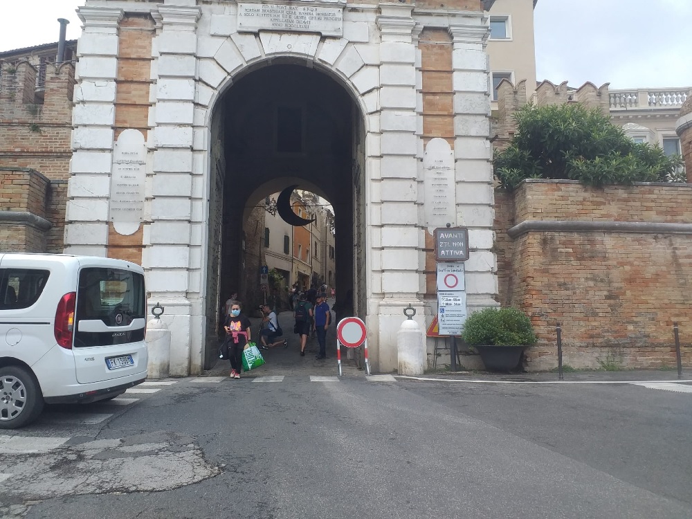 Recanati: un semaforo per rendere meno pericolosa per i pedoni Porta Marina
