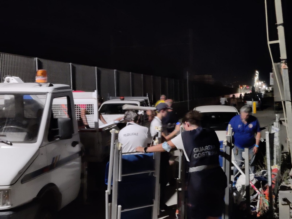 Porto Recanati e Porto Potenza. Sequestrati sdraio e ombrelloni lasciati di notte sulla spiaggia