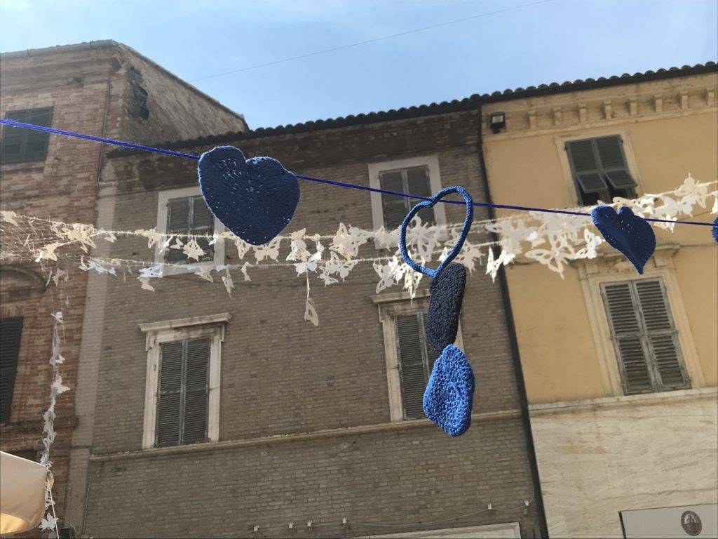 Il tocco blu delle Social Catenelle per Omphalos Autismo