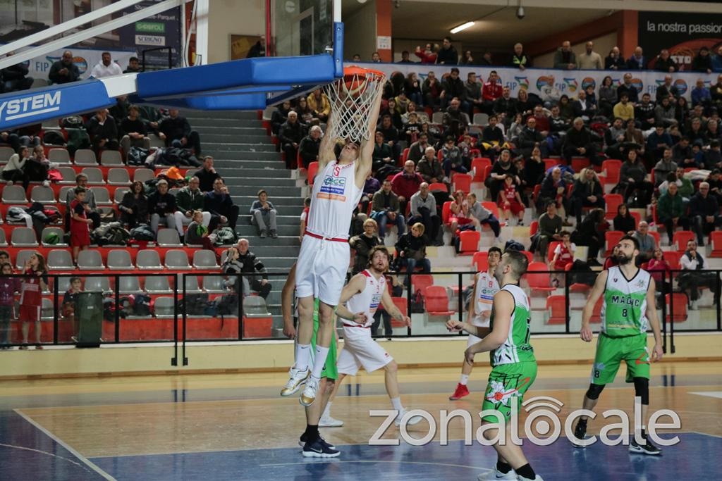 Uno slavo a Recanati, Danijel Peric firma con la Svethia Pallacanestro.