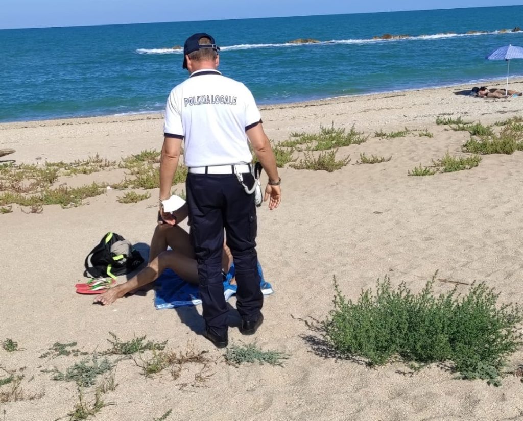 Nudisti sul litorale nord di Porto Potenza Picena: scattano le multe