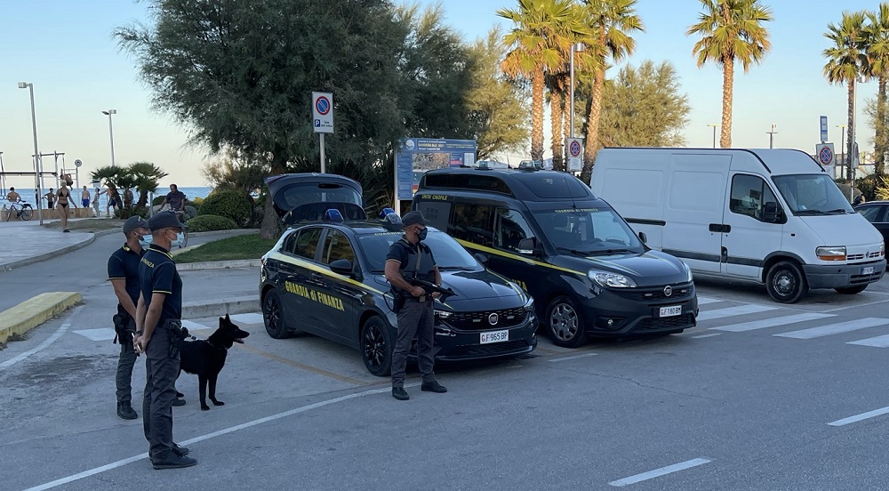 La Guardia di Finanza contro l’abusivismo commerciale e il lavoro in nero