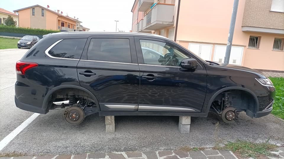Furto di pneumatici, cerchi in lega e componenti elettrici: ladri di auto in azione a Villa Musone e Loreto