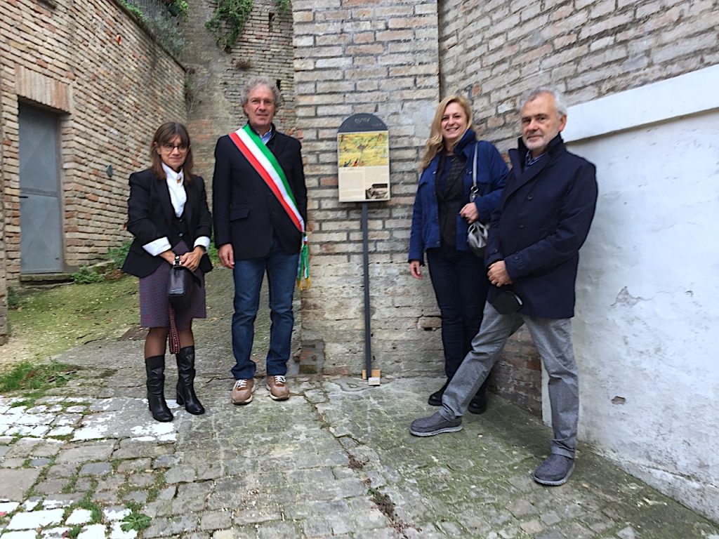 INAUGURATA TARGA IN CERAMICA FIRMATA ALBERTO CECCHINI PER LA VILLA DI CASTELNUOVO