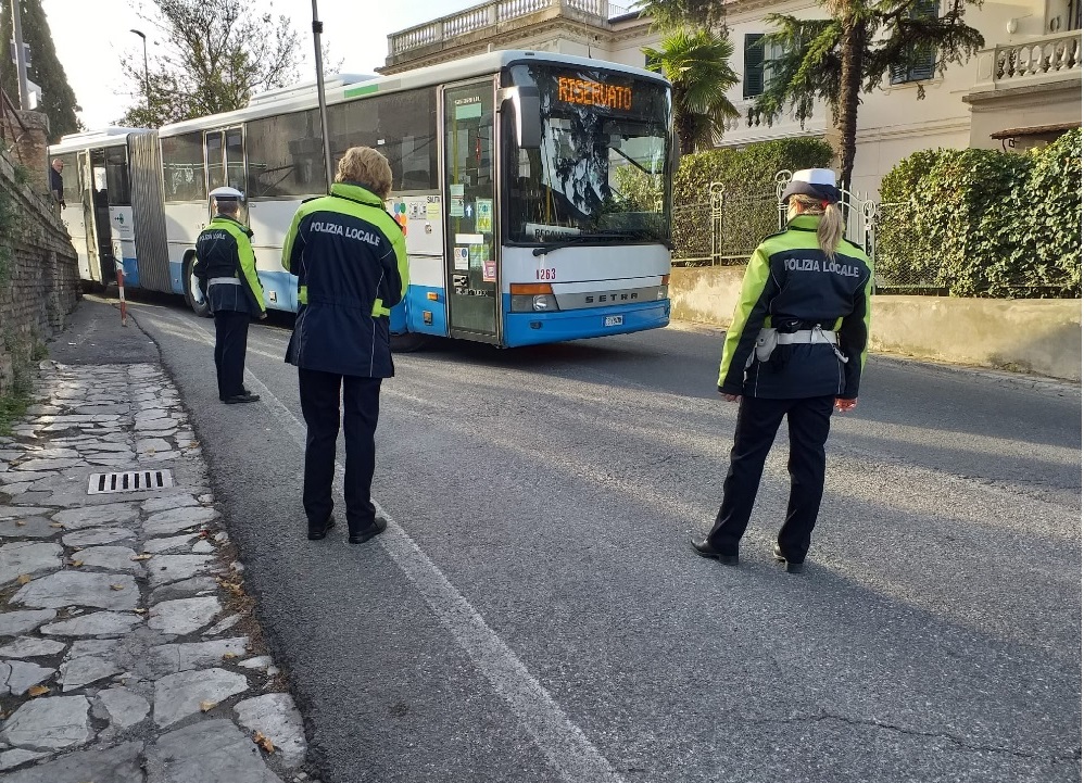 Recanati. Studentessa investita da un autobus.