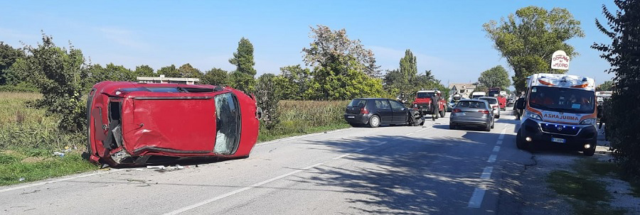 Incidente lungo la Regina. Due i feriti