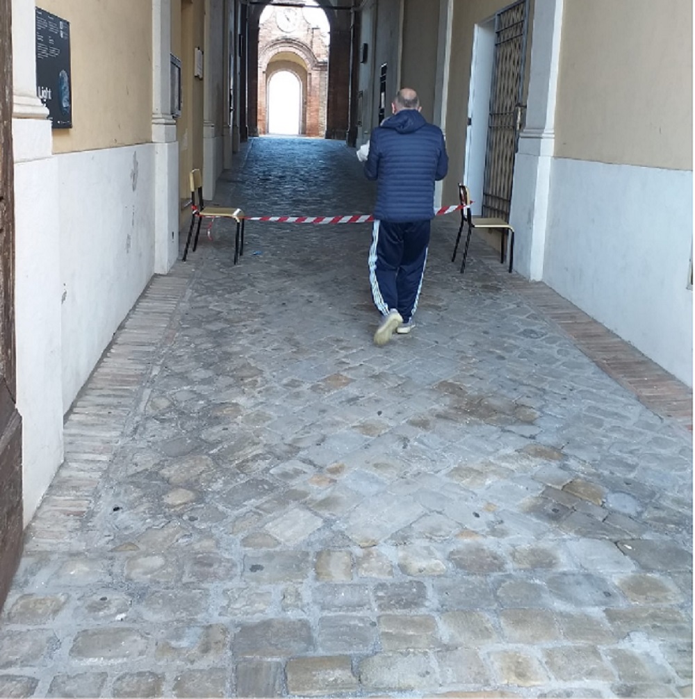 Recanati: una barriera per fermare gli innamorati al Liceo Classico