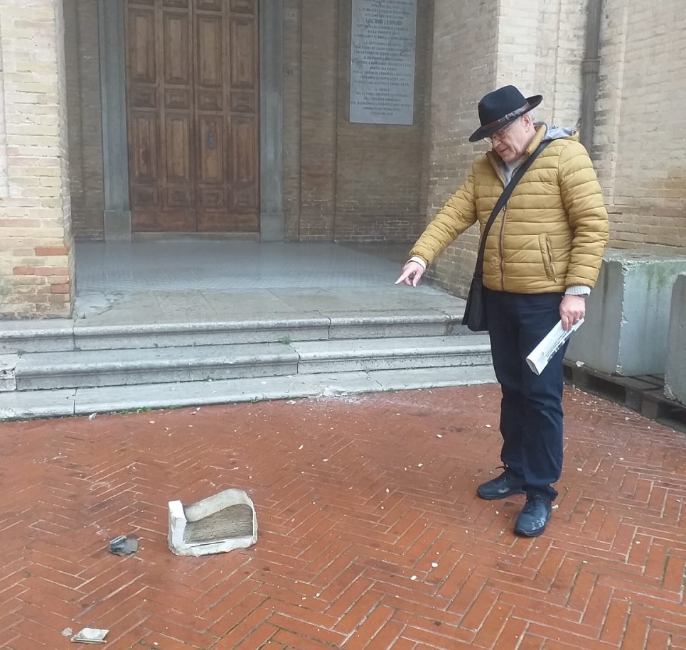 Recanati: crolla una decorazione in marmo dal tetto del palazzo comunale