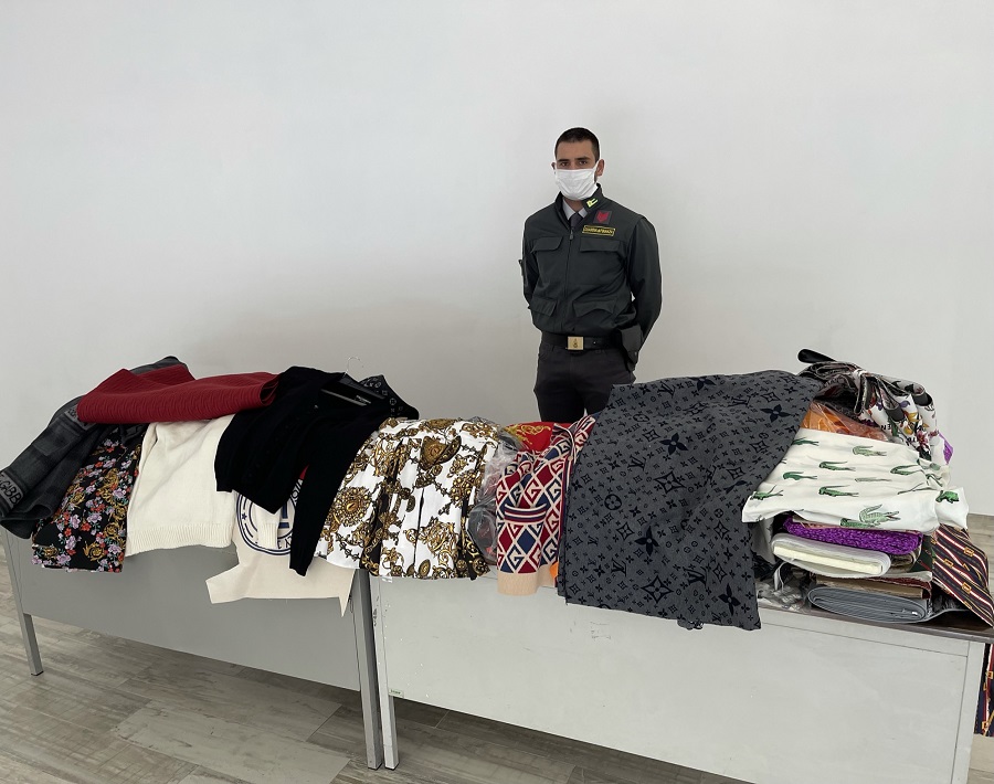 Vendevano articoli contraffatti di note griffe. Denunciati due imprenditori
