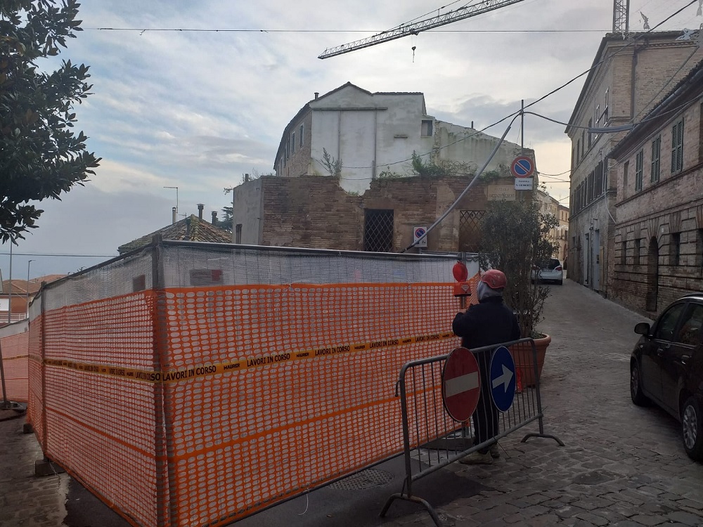 Recanati: crolla una trave a Palazzo Antici. Chiuse due vie