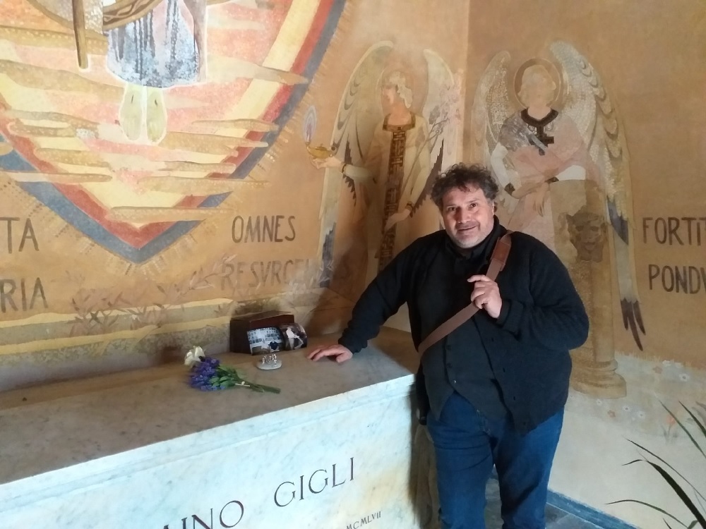 Urna cineraria di un brasiliano estimatore di Gigli posta sulla tomba del tenore
