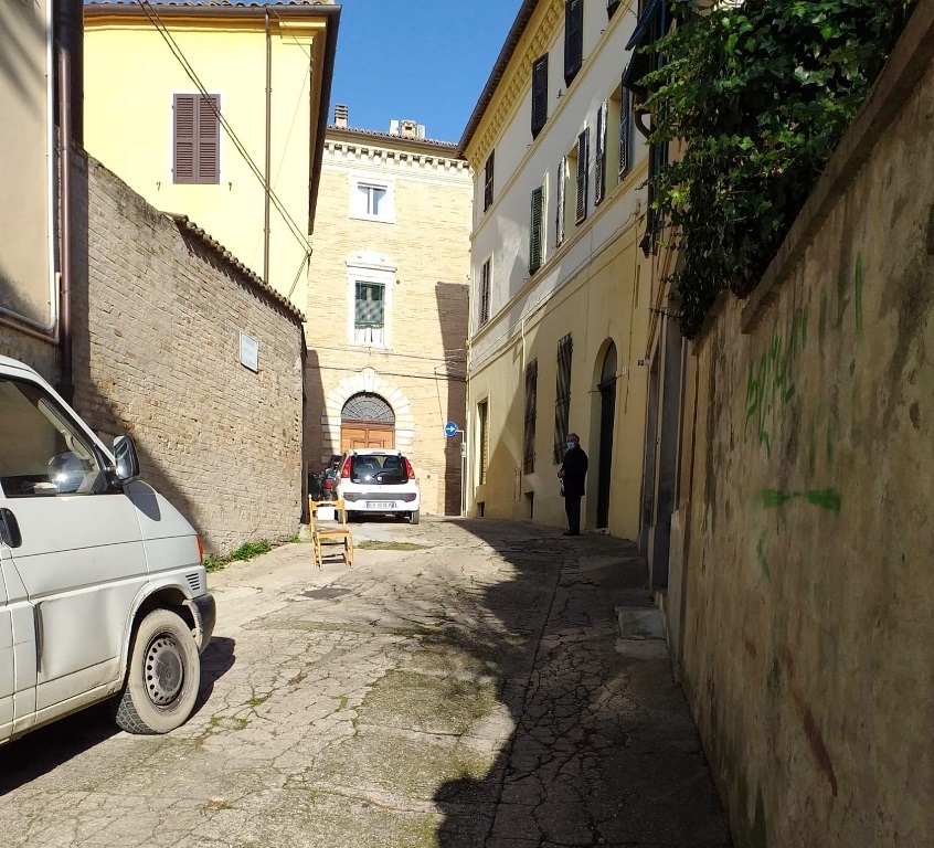 Recanati: Via F. Moroncini di Recanati abbandonata dal Comune