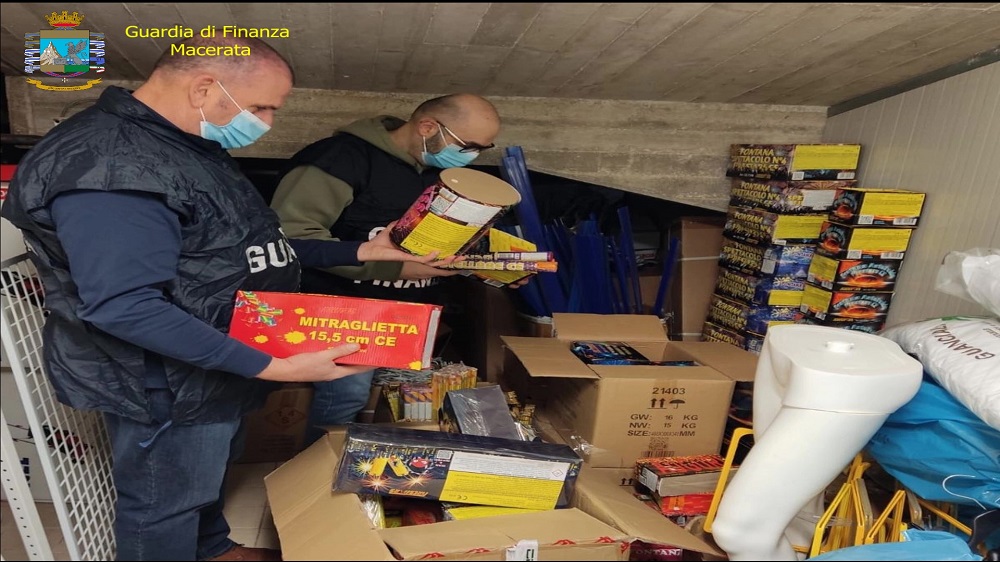 Macerata: sequestrati oltre 800 kg di fuochi d’artificio illecitamente stoccati.