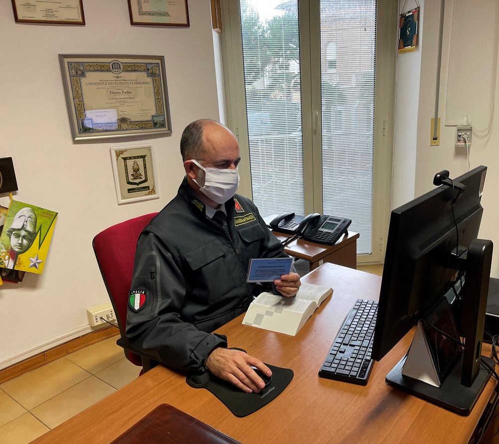 Parcheggia con contrassegno falso per disabili