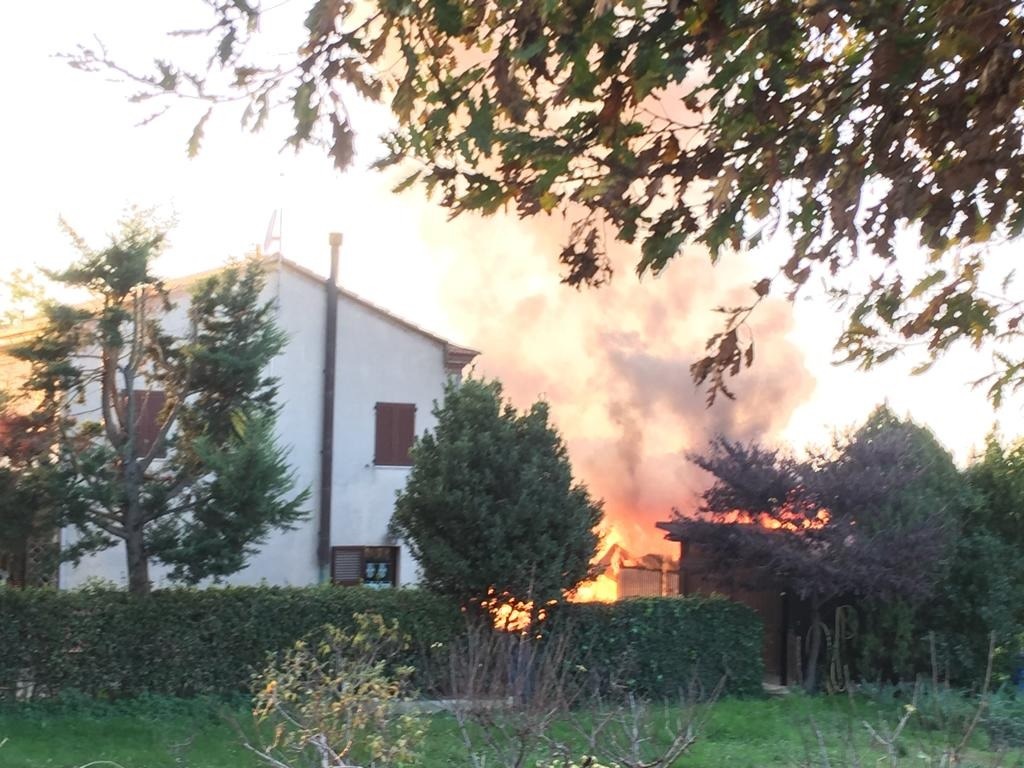 Prende fuoco un capannone a Villa Musone