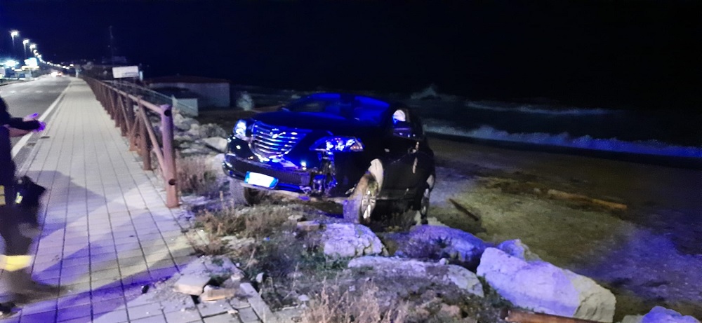 Auto sugli scogli lungo la litoranea per Marcelli