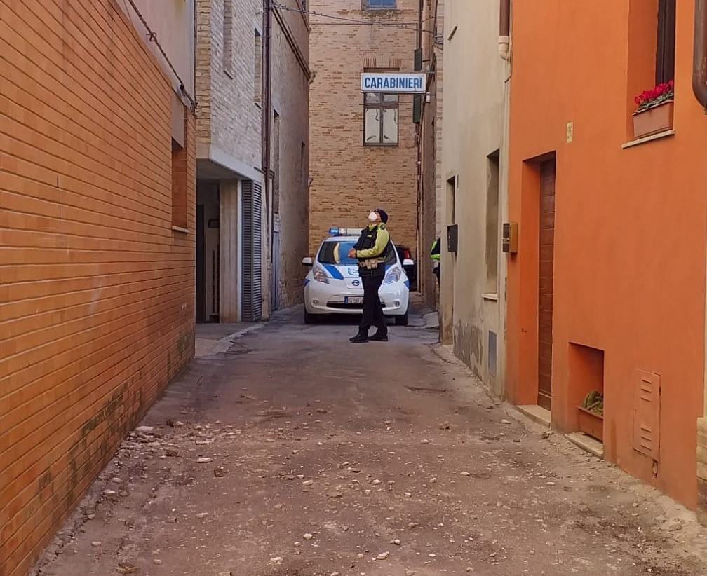Crollato un pezzo di cornicione in via Moroncini a Recanati