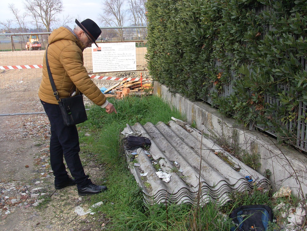 Recanati: rifiuti pericolosi in zona Squartabue. Denuncia di Dario Ragni