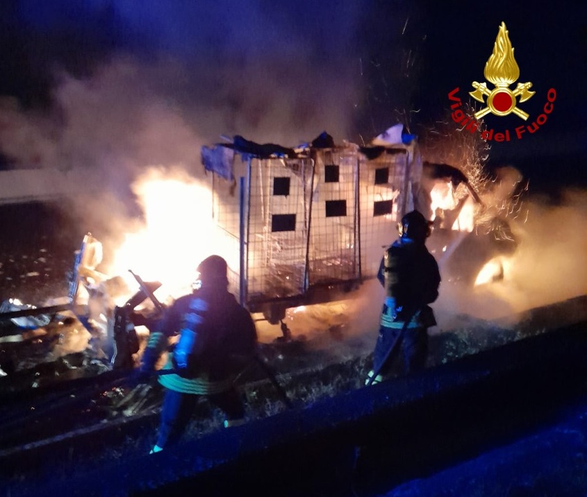 Incendio di un autocarro in A14