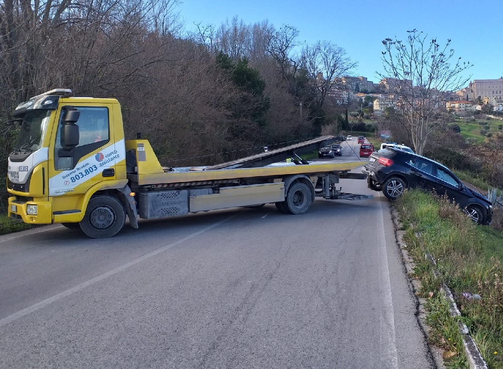 Recanati: finisce la sua corsa in auto contro due ulivi