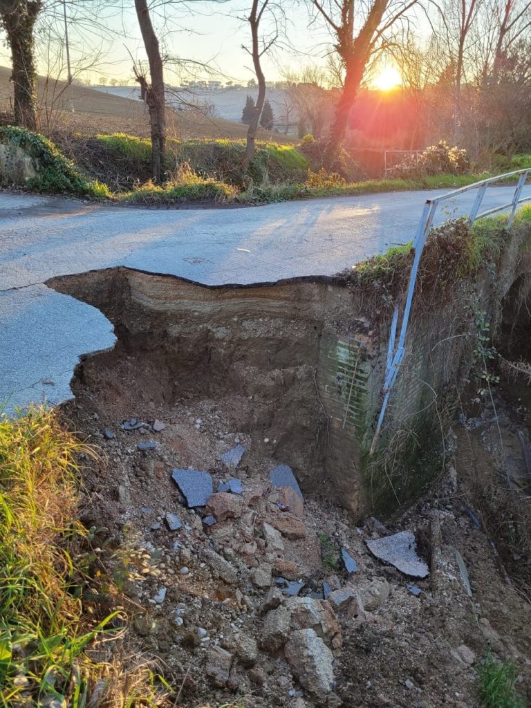Si è aperta una grossa voragine in via Cirfoglio a Recanati