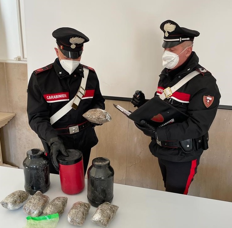 Montecassiano – sequestrati quasi 800 grammi di marjuana.