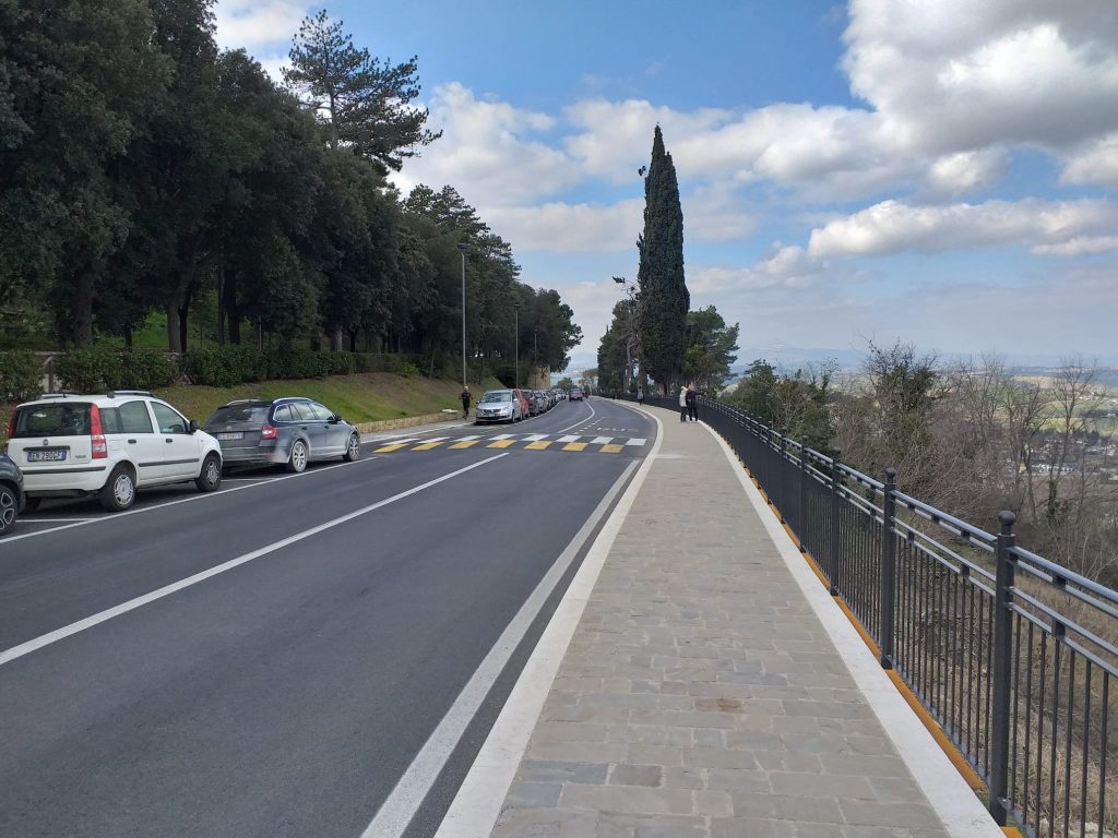 Recanati. Passaggi pedonali o dossi in via Colle dell’Infinito? Comunque irregolari.