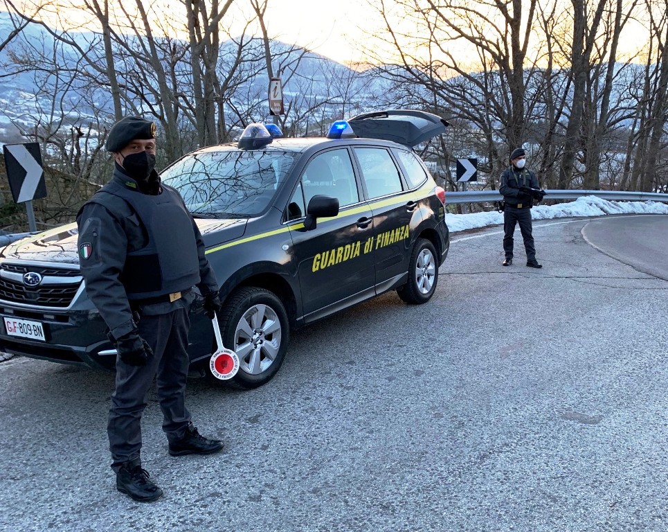 Sequestrati oltre 80 grammi tra hashish e marijuana. Denunciato un 27enne