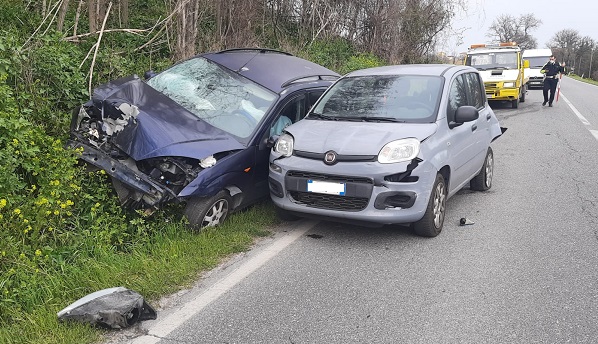 Recanati: tamponamento a catena fra tre auto lungo la Regina.