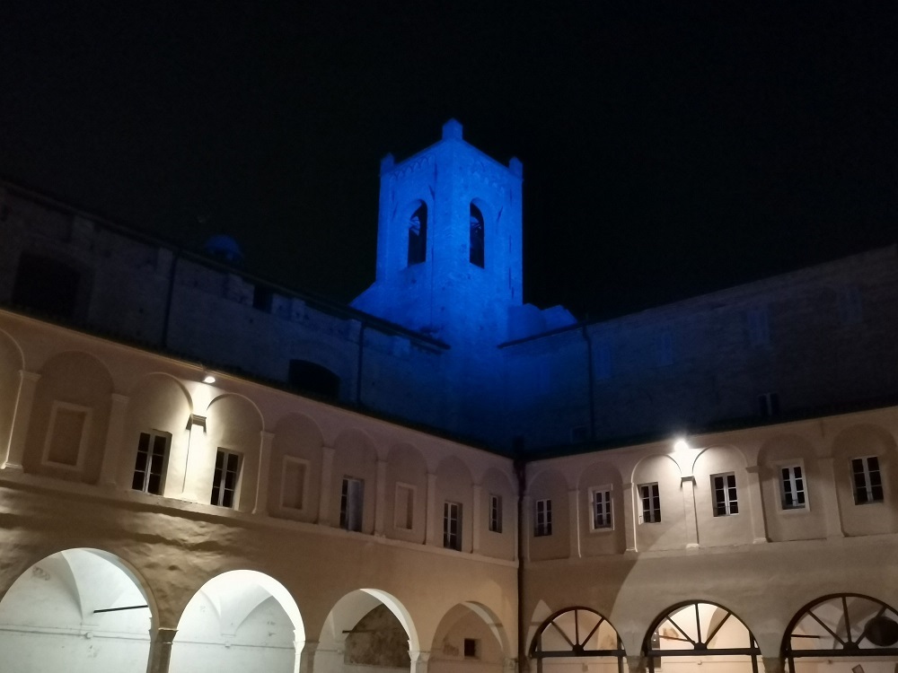 RECANATI: la torre del Passero Solitario si illumina di blu per la Giornata mondiale dell’ autismo il 2 aprile