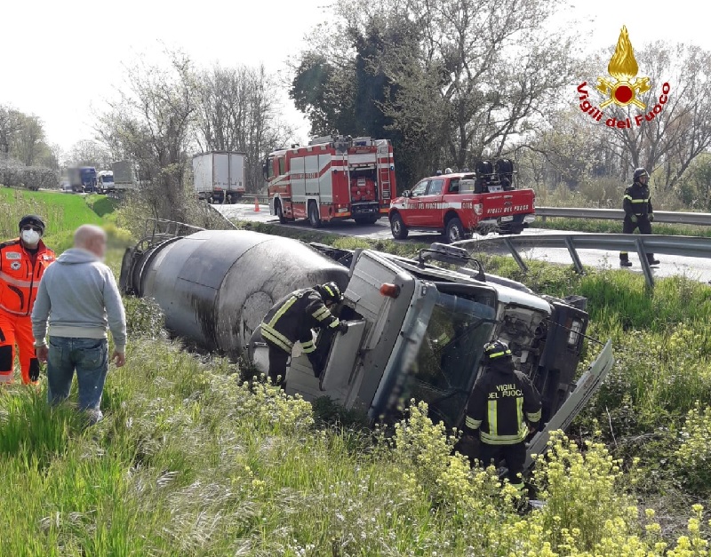 Recanati. Mezzo fuori strada. Il conducente al pronto soccorso