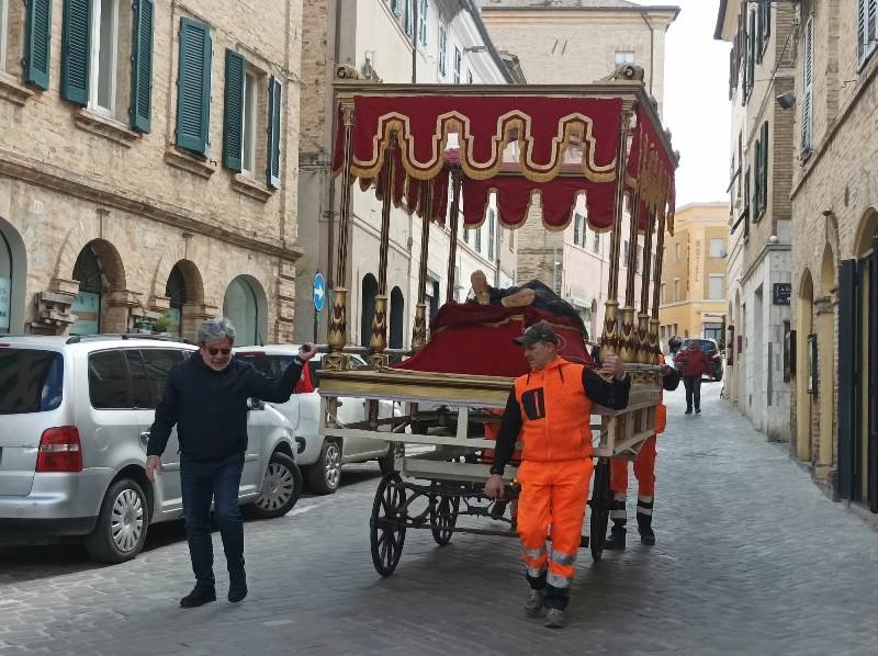 Recanati. Il Catafalco con Cristo morto non entra in chiesa