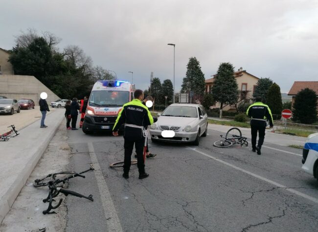 Recanati: investiti due ciclisti in via Nazario Sauro