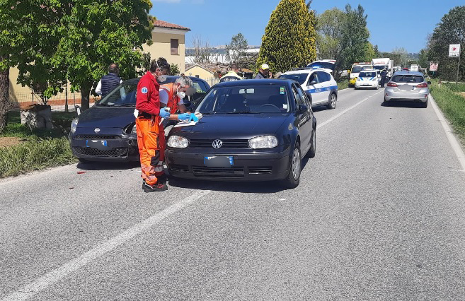 Recanati.Tamponamento davanti la Clementoni. Tre auto coinvolte