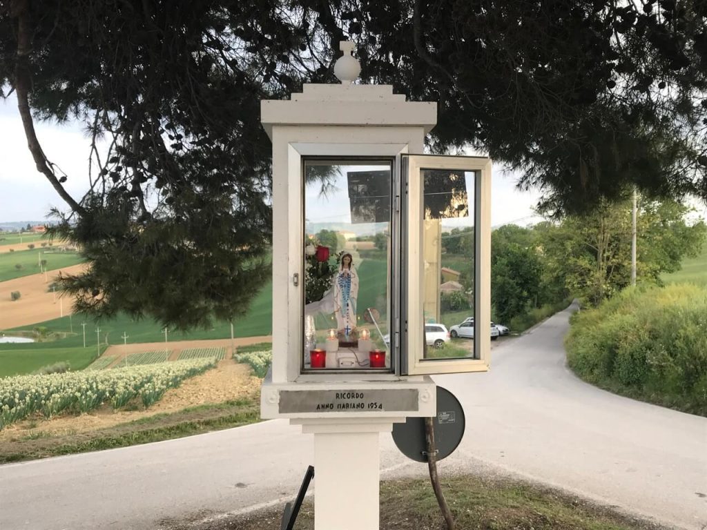 Recanati: benedetta la nuova statua della Madonna al bivio della Mattonata, lì dove pochi mesi fa era stata rubata