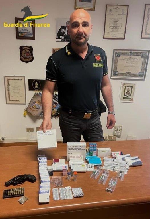 sequestrati una pistola scacciacani, 38 munizioni e sostanze dopanti